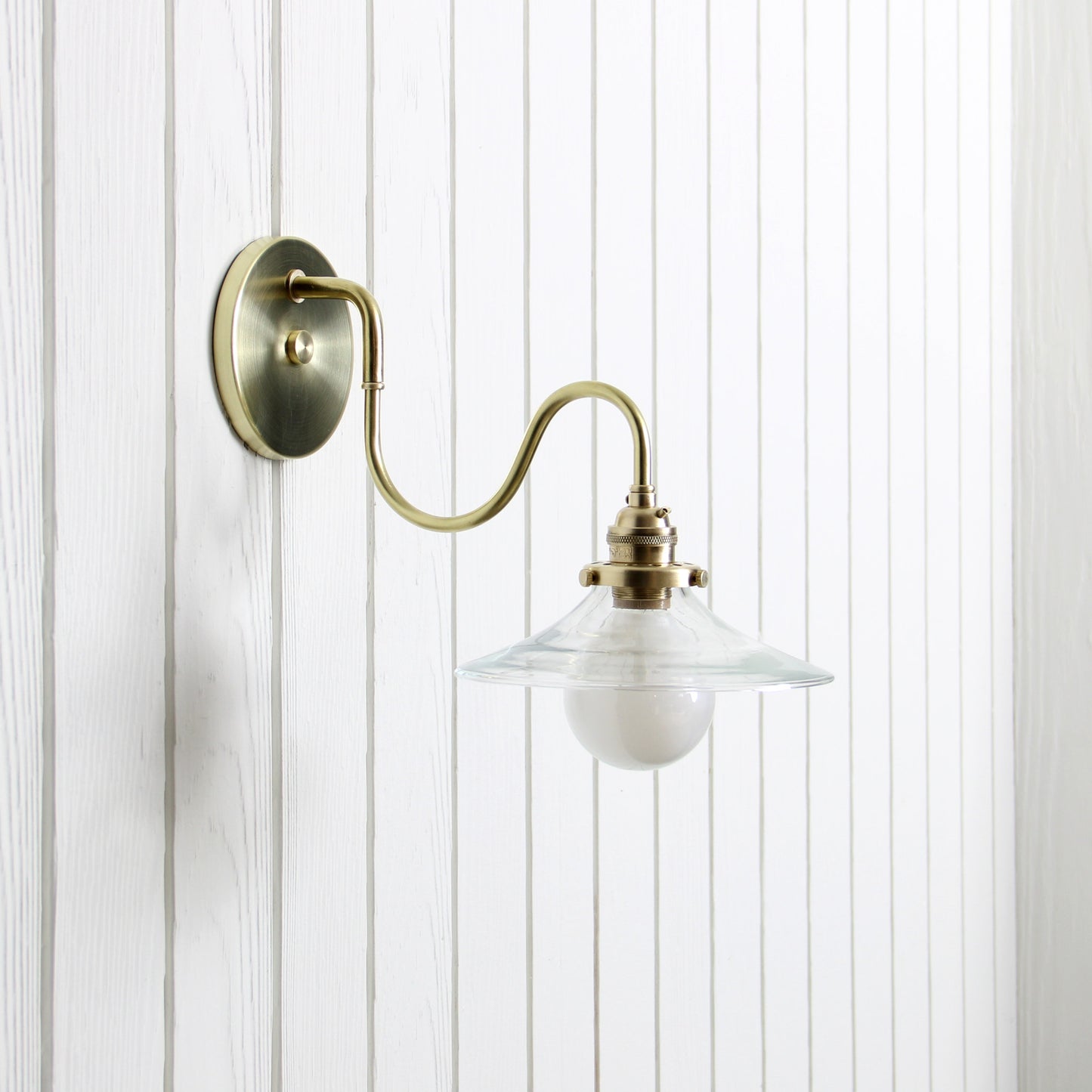 Ondu Wall Sconce in Classic Brass w/Clear Glass