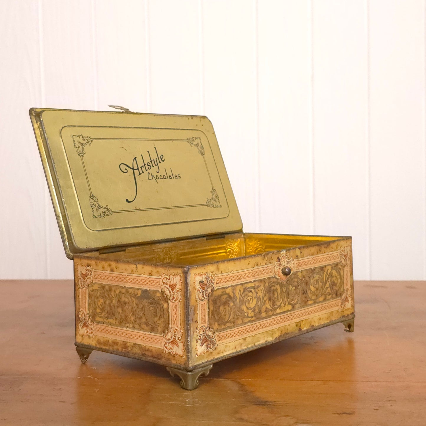1920s Artstyle nouveau metal candy tin