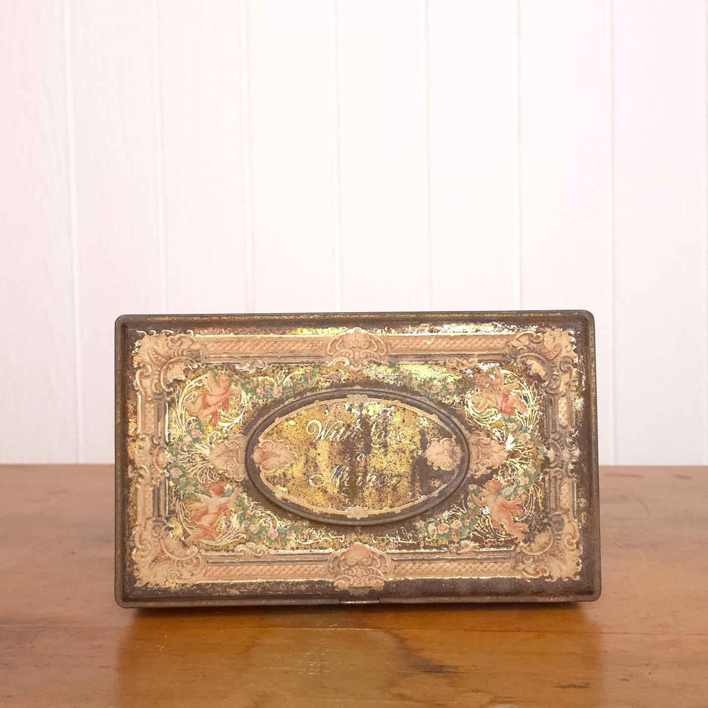 1920s Artstyle nouveau metal candy tin top detail
