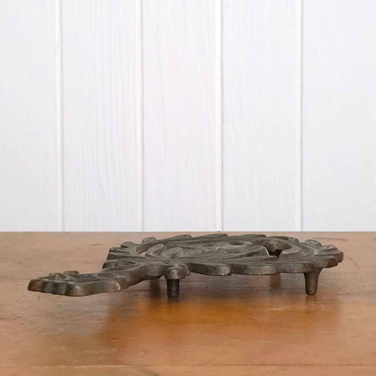Side view of Cast Iron Americana Wilton Trivet