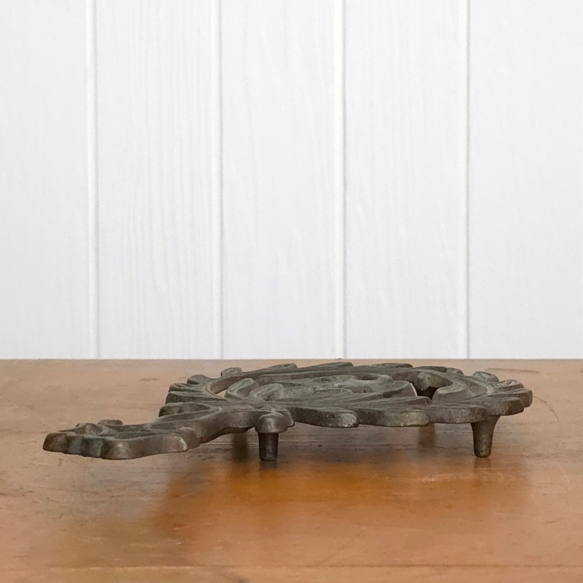Side view of Cast Iron Americana Wilton Trivet