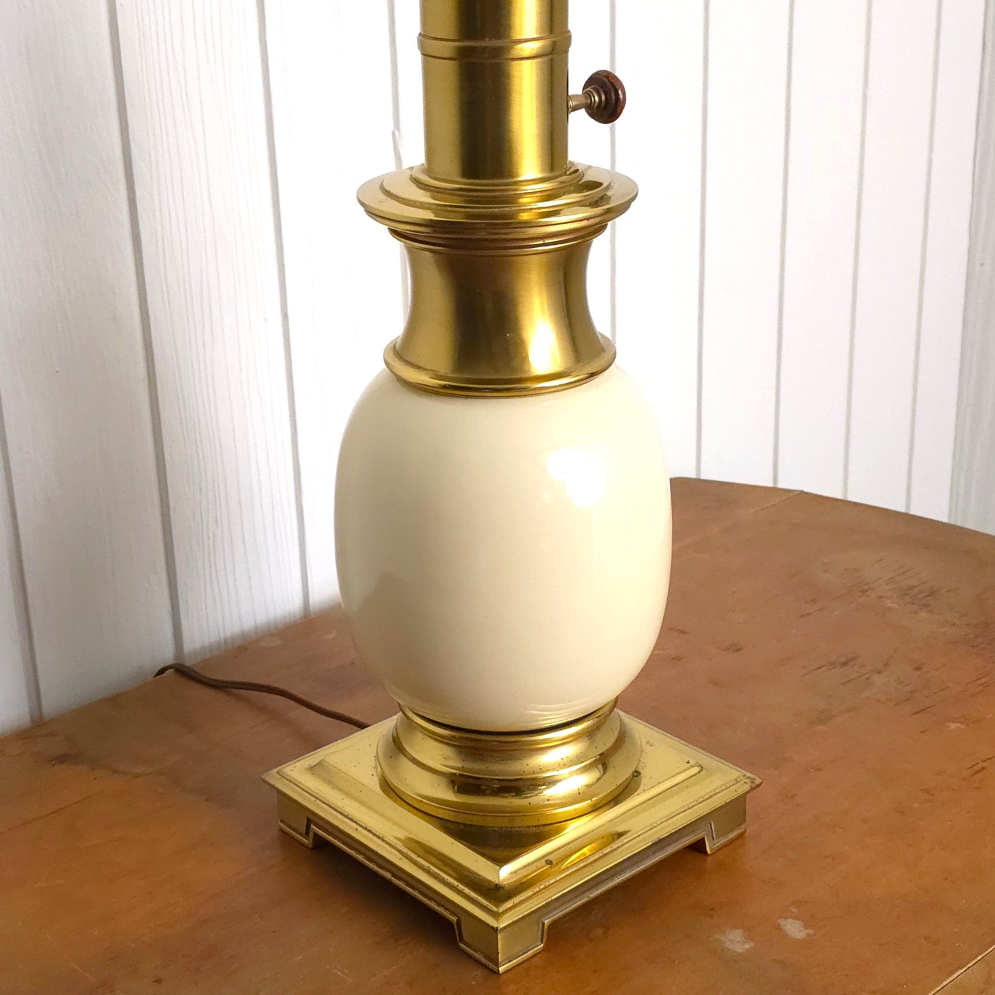 Egg detail of Stiffel Brass Ceramic Ostrich Egg Table Lamp